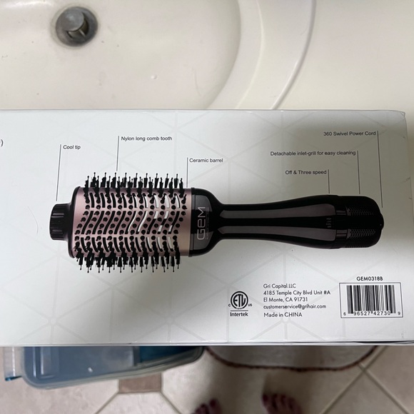 GEM Hot Air Brush
Dry Style Volumize  
NEW IN BOX - Picture 13 of 14